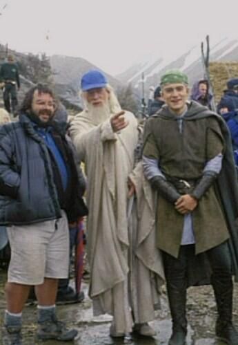 On the set of Lord of the Rings with director Peter Jackson, actor Christopher Lee and actor Orlando Bloom. The Hobbit Behind The Scenes, Lord Of The Rings Behind The Scenes, Lord Of The Rings Cast, Lotr Cast, Lotr Funny, Peter Jackson, Ian Mckellen, Septième Art, The Two Towers