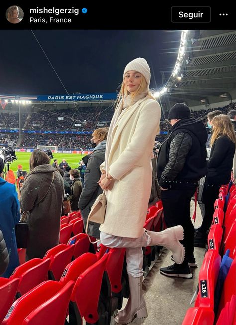 Soccer Match Outfit, Football Match Outfit Women, Football Match Outfit, Stadion Outfit, Ootd Frio, Football Game Attire, Soccer Game Outfits, Mishel Gerzig, Hello Kitty Appliances