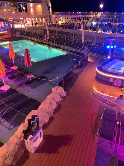 Cruise Ship At Night, Summer Cruise Aesthetic, Cruise Baecation, Carnival Cruise Aesthetic, Cruise Teen Club, Cruise Aesthetic Pics, Cruise Ship Aesthetic, Cruise Friends, Cruise Pics