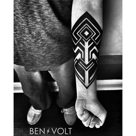 Twitter Ben Volt Tattoo, Maori Tattoos, Blackout Tattoo, Samoan Tattoo, Blackwork Tattoos, Original Tattoos, Geometric Tattoos, Maori Tattoo, Band Tattoo