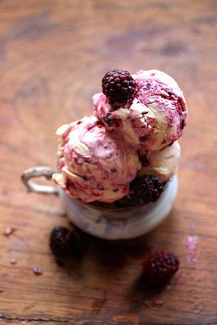 Sweet Blackberry Cheesecake Ice Cream Blackberry Cheesecake, Kitchen Notes, Cheesecake Ice Cream, Berry Cheesecake, Yummy Ice Cream, Sorbet Recipes, Ice Cream Popsicles, Ice Cream Treats, Homemade Ice Cream