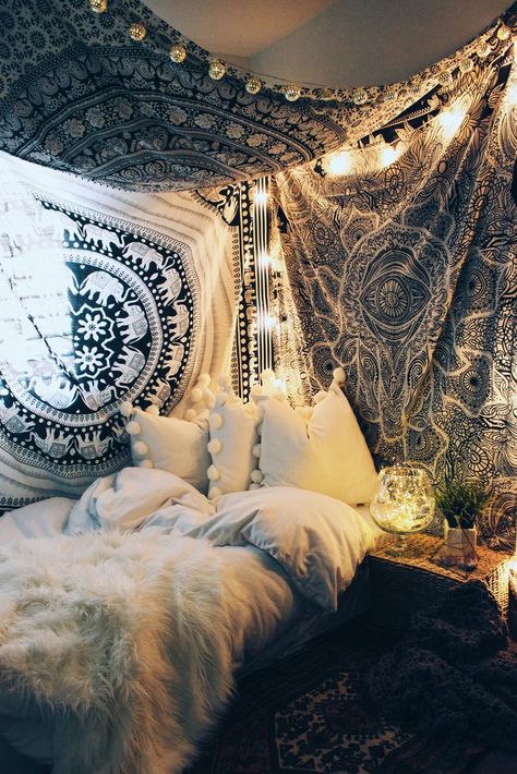 Small bedroom decorating ideas with faux fur, pillows, tapestries, lights, etc Bohemian Bedrooms, Fur Pillows, Dekorasi Kamar Tidur, Small Bedroom Decor, Bohemian Bedroom Decor, Bedroom Goals, Boho Room, Bohemian Bedroom, Bohol