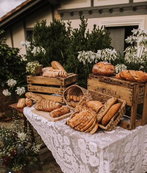 Bread Table Display, Bread Bar Wedding, Bread Station, Graze Boards, Buffet Theme, Bread Table, Diy Buffet, Buffet Stations, Bread Display