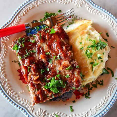 Sheet Pan Meatloaf by Ree Drummond Sheet Pan Meatloaf, Pan Meatloaf, Ree Drummond Recipes, Pioneer Woman Meatloaf, Beef Meatloaf, Sheet Pan Suppers, Sheet Pan Dinners Recipes, Best Dinner, Recipe Sheets