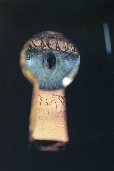 Irving Penn, Eye in Keyhole, New York, 1953 Eye In Keyhole, Irvin Penn, Fashion Fotografie, Photographer Profile, Saul Steinberg, Irving Penn, Behind Blue Eyes, Robert Doisneau, Art Appliqué