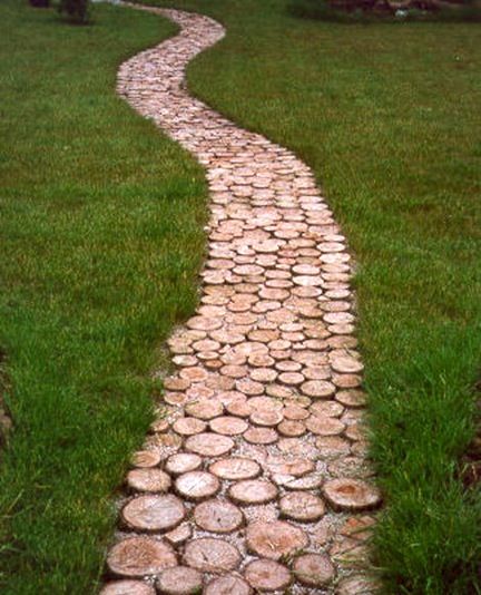 21 Creative and Inspiring Twigs and Branches DIY Projects To Do homesthetics crafts (9) Garden Pathway, Tree Stump, Rustic Gardens, The Grass, Outdoor Projects, Garden Paths, Dream Garden, Walkway, Garden And Yard