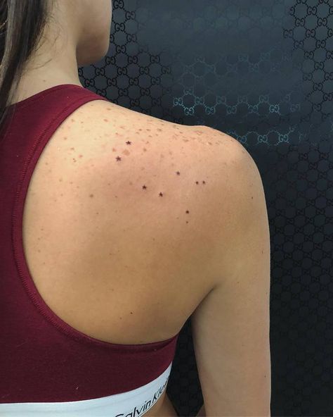 Gemini Constellation Tattoo, Star Tattoo On Shoulder, Star Constellation Tattoo, Tattooed Freckles, Leo Constellation Tattoo, Mujeres Tattoo, Blade Tattoo, Shoulder Blade Tattoo, Sagittarius Tattoo