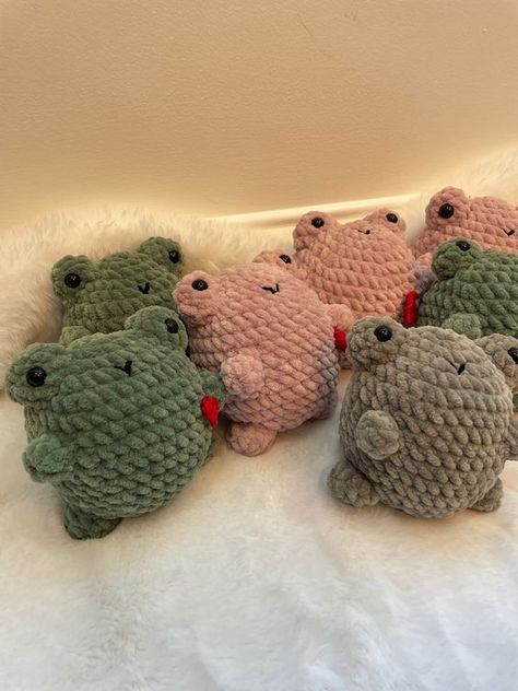 Crochet froggy plushie, cute frog stuffed animal toy, gifts for kids, handmade frog gift, green and pink frogs, cuty soft fluffy stuffy free crochet toy patterns amigurumi teddy bears #freecrochettoypatternsamigurumiteddybears #crochet #crochettoy #crochetpattern #crochetpatterns 1.1017 Van Sleepover, Green Amigurumi, Crochet Froggy, Mini Crochet Animals, Toys Quotes, Frog Stuffed Animal, Crochet Stuffed Animals, Fluffy Crochet, Crochet Project Free