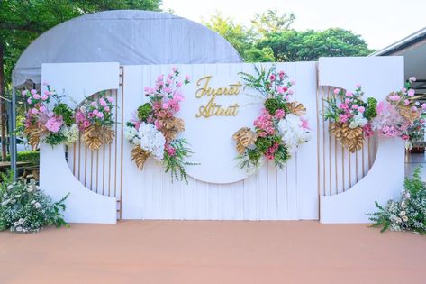 Wedding Stage Design Backdrop Ideas, Gazebo Wedding Decorations, Outdoor Wedding Backdrops, Engagement Stage Decoration, Reception Stage Decor, Simple Stage Decorations, Flower Garland Wedding, Sunflower Themed Wedding, Wedding Background Decoration