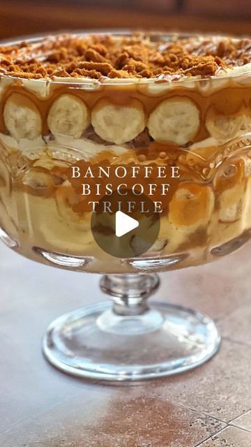 Taghrid Ahmad on Instagram: "Banoffee Biscoff Trifle revamped! This was OMG 😋 I’ve simply added sponge cake & some thick custard to my original recipe & weeeeoww it was so freakn delish!  Banoffee Biscoff Trifle  *quantities will vary depending on trifle bowl size*  1 packet plain vanilla sponge or Madeira cake, diced (I used half the pack) 2 cups thick vanilla custard 600ml thickened cream 1 tablespoon vanilla  1/3 jar Biscoff, softened  1/3 jar caramel, I used @bonnemaman_au  250g pack Biscoff cookies, roughly crushed  5-6 bananas, sliced   Note: *if you can’t find the caramel you can swap for another layer of softened Biscoff spread, it honestly doesn’t make a massive difference in terms of flavour   First whip your cream with the vanilla until soft peaks form, set aside in the fridge Bananas Foster Trifle, Biscoff Sponge Cake, Banoffee Trifle Recipes, Vanilla Trifle Desserts, Biscoff Banana Cake, Biscoff Banana Pudding Recipes, Savory Trifle Recipes, Cookie Butter Trifle, Caramel Trifle Desserts