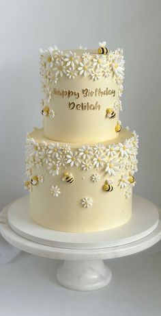 Cannoli Dessert, Flower Cake Ideas, Daisy Cupcakes, Dessert Birthday, Daisy Decorations, Children Cake, Holy Cannoli, Birthday Cake Designs, Birthday Cake Design