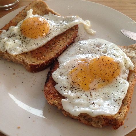 Egg Toast Aesthetic, Fried Egg On Toast, Recovery Food, Healthy Food Inspiration, Healthy Food Dishes, Healthy Food Motivation, Food Is Fuel, Food Platters, What To Eat