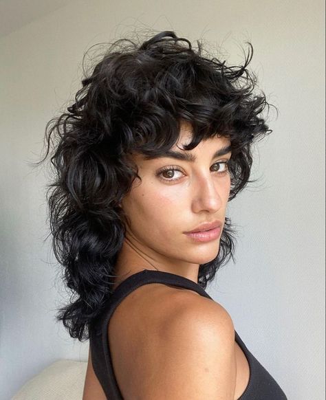 Shullet Hairstyles Curly, Curly Hair Mullet Woman, Curly Shag Haircut With Bangs, Curly Shag Mullet, Shag Mullet Haircut, Shag Mullet Curly Hair, Shullet Hairstyles, Elegant Bob Hairstyles, Trendy Haircuts With Bangs