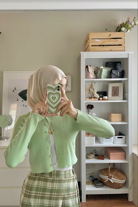 Pastel Green Hijab Outfit, Green Pastel Outfit Hijab, Green Outfit Ideas Hijab, Green Ootd Hijab, Ootd Cardigan Crop Hijab, Ootd Cardigan Crop, Green Dress Hijab, Mint Outfit Ideas, Pastel Hijab Outfit