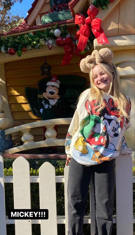 Disneyland Aesthetic Outfit Winter, Disney Fits Christmas, Disney Outfits Aesthetic Winter, Disney In Christmas Outfit, Disney Fits Aesthetic Winter, Trendy Disneyland Outfits, Christmas In Disney World Outfits, Disneyland November Outfit, Holiday Disney Outfits