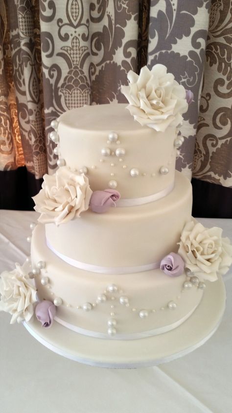 Elegant wedding cake with pearls and white and purple sugarpaste roses Lavender And Pearl Wedding, Wedding Cake With Pearls, Cake With Pearls, Pearls Wedding Theme, Light Purple Wedding, Lavender Wedding Cake, Perfect Wedding Cake, Purple Wedding Cake, Wedding Cake Pearls