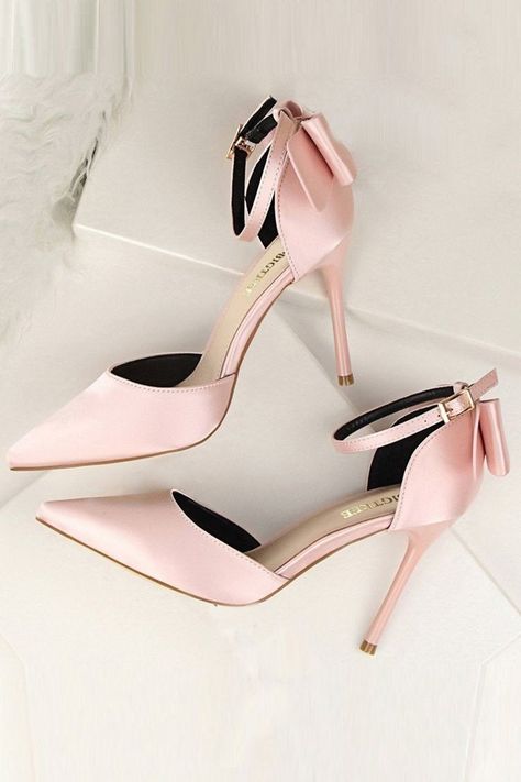 Beautiful Heels Classy, Susie Core, Hak Tinggi, Fancy Heels, Prom Dress Shoes, Famous Dress, Ladies Style, Dream Prom, Elegant High Heels