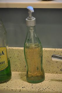 DIY:: Vintage Coke Bottle Soap Dispenser Tutorial ! Love This ! (total cost 2 dollars) ! Coke Bottle Crafts, Diy Soap Dispenser, Soap Dispenser Diy, Vintage Cola, Suave Shampoo, Coca Cola Kitchen, Savon Diy, Vintage Coke, Astuces Diy