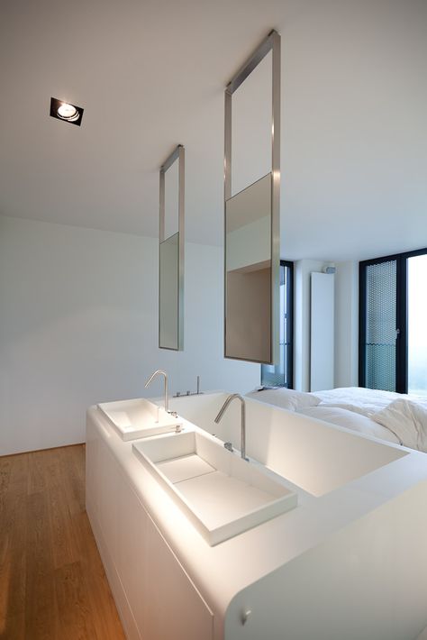 * Suspended Mirror, Open Bathroom, Design Villa, Bath Tubs, Bad Inspiration, Apartment Bedroom Decor, Steel Bathroom, Ensuite Bathroom, Bathroom Top