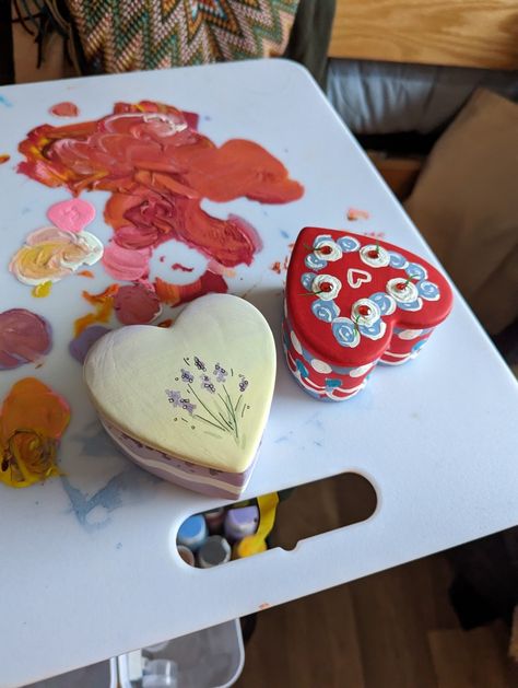 Valentines ceramic painting boxes date idea Painted Heart Box Ideas, Heart Ideas, Clay Inspo, Date Idea, Painted Jewelry Boxes, Heart Shaped Cakes, Ceramic Inspiration, Painted Hearts, Heart Shape Box