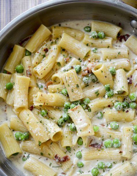 Rigatoni pasta with a creamy Alfredo sauce and tossed with bacon and peas makes an easy weeknight dinner for all. Weight Watcher friendly! Bacon Alfredo Sauce Recipe, Alfredo With Bacon, Peas And Bacon, Bacon Peas, Weight Watcher Recipes, Bacon Alfredo, Recipe Diaries, Smart Points Recipes, Peas Recipe