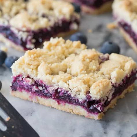 Blackberry Pie Bars, Berry Crumble Bars, Blueberry Crumb Bars, Blueberry Pie Bars, Crumb Bars, Pie Bar Recipes, Berry Crumble, Desserts Keto, Blueberry Desserts