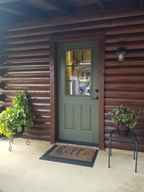 Log home w SW Garden Gate door Log Cabin Front Door, Log House Exterior, Cabin Exterior Colors, House Doors Colors, Front Door Color Ideas, Log Cabin Siding, Exterior Front Door Colors, Door Color Ideas, Cabin Addition