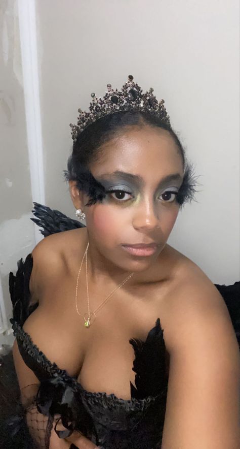 Black swan makeup White Swan Makeup, Black Swan Makeup, Swan Makeup, Creative Halloween Makeup, Iconic Halloween Costumes, Halloween 23, Makeup Eye Looks, White Swan, Princess Aesthetic