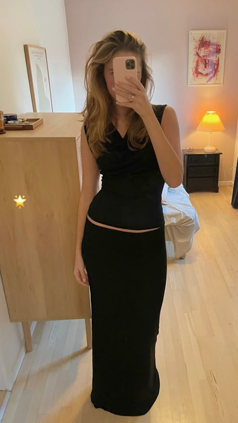 Long Black Skirt Formal Outfit, Long Black Skirt Outfit Fancy, The Ritz Outfit, Nye Outfits Dress, Scandinavian Going Out Outfit, Fest Outfit Winter, Overdressed Outfits Party, Going Out Outfits Skirt, Birthday Guest Outfit