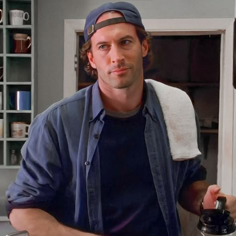 Season 1 Luke Danes, Luke Danes Season 1, Luke Gilmore Girls Outfits, Luke Danes Outfit, Luke Danes Icon, Luke Gilmore Girls Aesthetic, Luke And Lorelai Costume, Gilmore Girls Boys, Luke Danes Aesthetic