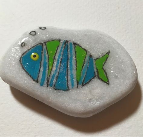 Painted Fish Rocks, Rock Painting Fish, Rock Painting Supplies, Fish Rocks, Painted Rock Animals, Rock Sculpture, Painted Rocks Kids, Rock And Pebbles, Painted Rocks Craft