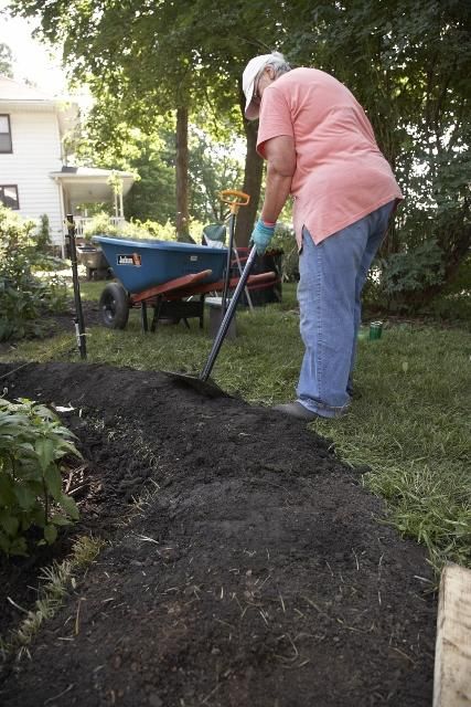 Designing Landscape Mounds & Berms | Successful Farming Landscape Mounds, Landscape Berm, Outdoor Landscape Design, Mailbox Landscaping, Mulch Landscaping, Lawn Sprinklers, Concrete Driveways, Landscaping Tips, Free Plants