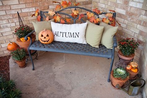 cute decorations for a bench Fall Front Porch Ideas, Fall Front Porch Decor, Fall Deco, Autumn Decorating, Fall Front Porch, Fall Outdoor Decor, Fall Decorations Porch, Front Porch Decorating, Fall Front