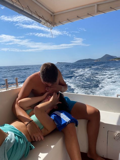 Couples Boat Pictures, Couples On A Boat, Boat Pictures With Boyfriend, Couple Boat Pics, Boat Couple Pics, Boat Boyfriend, Couple On Boat, Couple On A Boat, Boat Date