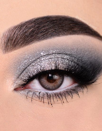 Silver Glitter Eyeshadow Black Glitter Eyeshadow, Pink Glitter Eye Makeup, Silver Glitter Eyeshadow, Makeup Ideas Pink, Silver Eyeshadow Looks, Glitter Eyeshadow Looks, Glitter Makeup Ideas, Makeup For Brunettes, Disco Makeup