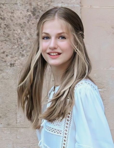 Leonor Princess Of Asturias Aesthetic, Princes Leonor, Princess Eleanor, Leonor Princess, Leonor Princess Of Asturias, Royal Family Portrait, Royal Families Of Europe, Princess Of Spain, Spanish Royalty