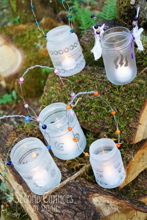 Decorate glass jar with stickers and rubber bands then spray with frosted glass spray Girls Camp Crafts, Recycled Jars, Girl Scout Camping, Girl Scout Crafts, Girl Scout Ideas, Scout Camping, Scouts Crafts, Jar Lanterns, Camping Party