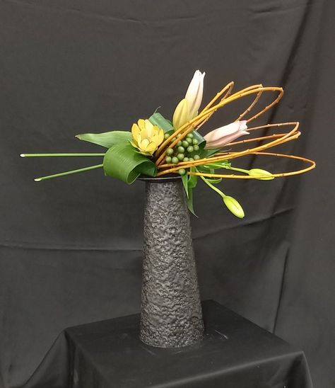 Design Floral Moderne, Arreglos Ikebana, Atelier Art, Modern Floral Arrangements, Floral Art Arrangements, Altar Arrangement, Christmas Vases, Spring Arrangements, Ikebana Arrangements