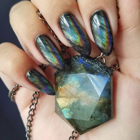 Lily (@misslilysnails) on Instagram: LABRADORITE NAILS!!! Bestie Black, Crystals Labradorite, Witchy Nails, Crystal Nails, My Bestie, Dream Nails, Funky Nails, Big Deal, Nails Art