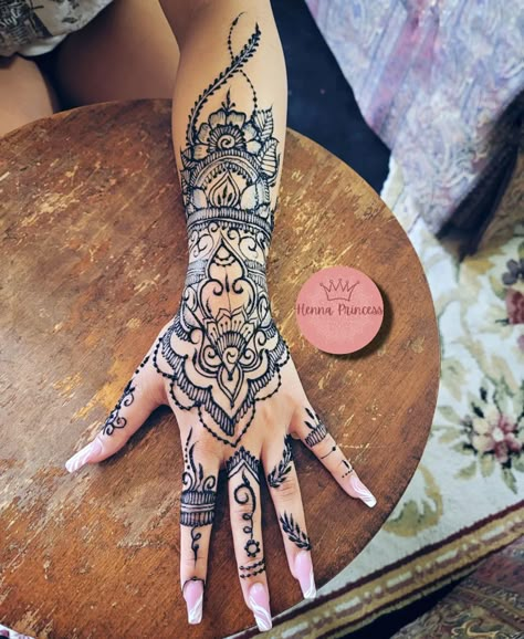 Hindu Hand Tattoos For Women, Womens Hand Tattoos Mandalas, Permanent Henna Tattoo Hands, Indian Hand Tattoos For Women, Bohemian Hand Tattoos, Ladies Small Tattoo Ideas, Womans Chest Tattoo Ideas, Henna Tattoo Designs Sleeve, Goddess Hand Tattoo