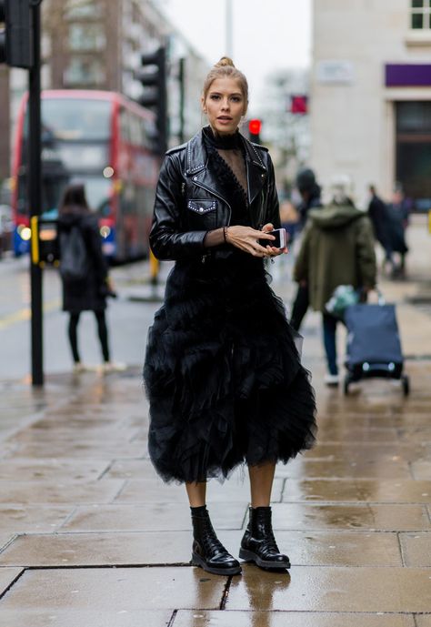 Ground your cocktail dress with boots and a biker jacket. Cocktail Dress With Boots, Fall Cocktail Dress, Street Style 2016, Woman In Black, Cooler Look, Street Style Chic, Fashion Weeks, Fashion Week Street Style, Street Chic