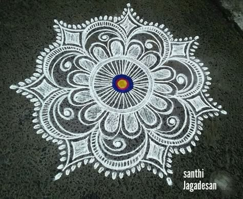 Jhoti Chita Design, Alpana Designs, Indian Rangoli Designs, Very Easy Rangoli Designs, Rangoli Designs Simple Diwali, Rangoli Simple, Rangoli Side Designs, Rangoli Designs Latest, Simple Rangoli Designs Images