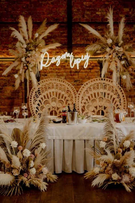 Dekoracja stołu dla młodych w stylu boho Mr And Mrs Table Wedding Boho, Western Boho Wedding Reception, Pampa Wedding Decor, Boho Table Centerpieces Wedding, Pampas Engagement Decor, Pampas Grass Head Table, Boho Filipiniana, Sage Boho Wedding, Sweetheart Table Pampas Decor