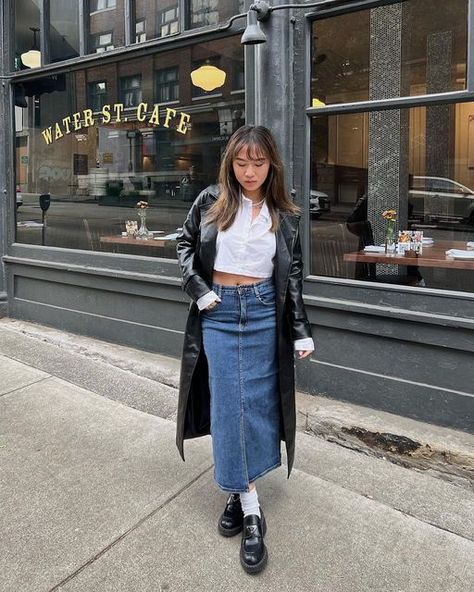 Denim Skirt And Loafers Outfit, Midi Denim Skirt Outfit Street Style, Denim Maxi Dress Outfit, Midi Denim Skirt Outfit, Outfits With Denim Skirt, Second Hand Outfit, Denim Midi Skirt Outfit, Long Denim Skirt Outfit, Painted Pants