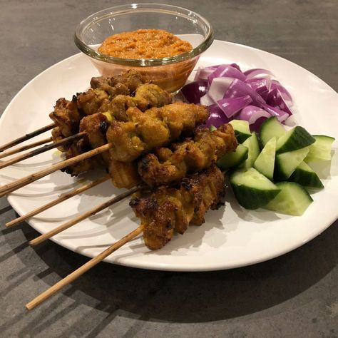 Peanut Satay Sauce, Chicken Satay Skewers, Chicken Satay Recipe, Beef Satay, Satay Recipe, Chicken Breast Crockpot, Satay Chicken, Chicken Breast Crockpot Recipes, Crockpot Chicken Breast