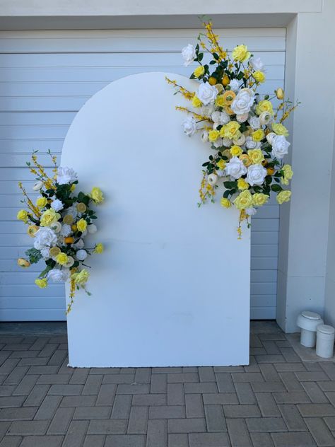 Yellow And White Backdrop Ideas, Lemon Theme Photo Backdrop, Yellow Photo Backdrop, Yellow Backdrop Party Ideas, Lemon Bridal Shower Photo Backdrop, Yellow Flower Backdrop, Bridal Shower Yellow Theme, Yellow Engagement Party, Yellow Wedding Arch