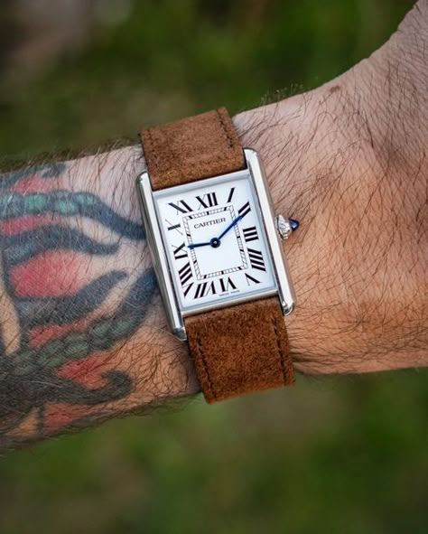 Cartier Tank Must, Summer Old Money, Time Is Relative, 50mm Photography, Cartier Tank Solo, Stylish Watches Men, Tank Watch, Business Casual Summer, Cartier Tank