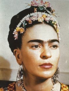 Frida Kahlo de Rivera - born Magdalena Carmen Frieda Kahlo y Calderón (1907- 1954) Mexican painter, best known for her self-portraits. Kahlo suggested, "I paint myself because I am so often alone and because I am the subject I know best." She also stated, "I was born a bitch. I was born a painter." Paintings Of Frida Kahlo, Freda Carlo, Natalie Clifford Barney, Freida Kahlo, Frida Kahlo Portraits, Kahlo Paintings, Frida Kahlo Style, Frida And Diego, Woman With Flowers