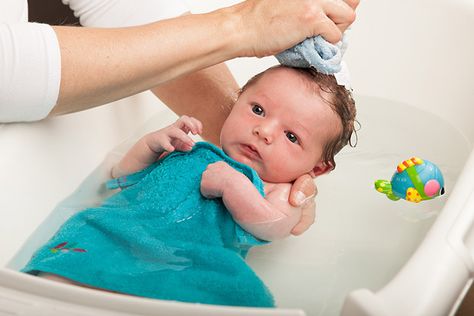 Massage Bebe, Constipated Baby, Newborn Bath, Baby Baden, Newborn Hacks, Baby Bath Time, First Time Parents, Foster Parenting, Baby Health