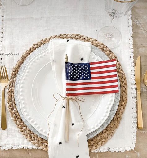 Prepare your kitchen and home to celebrate 4th of July in style 🇺🇸🌭🗽 Here are some ideas to warmly welcome your guests #kitchen #homedecor #4thofjuly #america #tablesetting #4thofjulyweekend🇺🇸💥🇺🇸 Fourth Of July Food, Fourth Of July Decor, Happy Fourth Of July, Spring Summer Decor, 4th Of July Celebration, Patriotic Party, Supper Club, 4th Of July Decorations, Patriotic Holidays